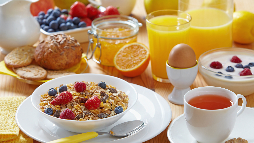 Low-Fat Oatmeal with Berries